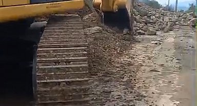 Gemlik-Mudanya yolu heyelan sebebiyle kapandı