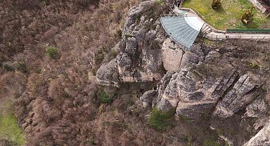 Genç kız 80 metre yüksekliğindeki cam terastan kendini boşluğa bıraktı