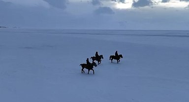Gençler atları buz tutan Çıldır Göl'ü üzerinde dörtnala koştu