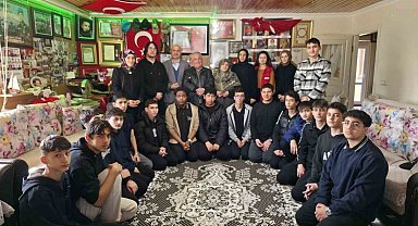 Gençler bayram öncesi şehit ailelerini ziyaret etti