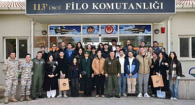 Gençler kışlada Mehmetçikle omuz omuza bir gün geçirdi