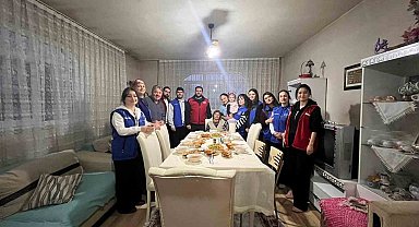 Gençler mutfağa girdi iftar için sofra kurdu