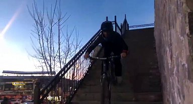 Gençlerin bisikletle merdivenler üzerindeki gösterisi nefes kesti