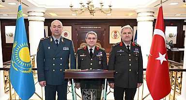 Genelkurmay Başkanı Bayraktaroğlu, Kazakistan Kara Kuvvetleri Komutanı Kuchekbayev'i kabul etti