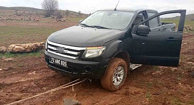 Gercüş'te çamura saplanan aracın imdadına Özel İdare ekipleri yetişti