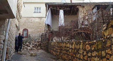 Gercüş'te sağanak yağışlara dayanamayan ev çöktü