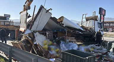 Gıda malzemesi yüklü tır refüje girdi: 1 yaralı