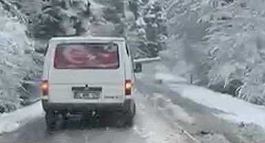 Gölcük yolunda kar sürprizi: Kar lastiği olmayan araç yolda kaldı