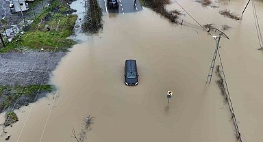 Göle dönen yolda mahsur kalan sürücü aracını bırakmadı, kurtarma anları görüntülendi