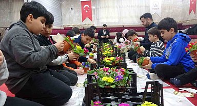 Gönüllere dokunan imam: Çocuklarla hazırladıkları çiçeklerle herkesi camiye davet ediyor