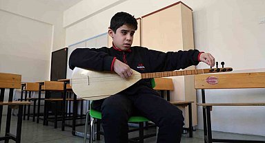 Gözleri görmeden hissederek çalıyor