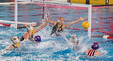 Göztepe'nin Avrupa zaferine Başkan Tugay da eşlik etti