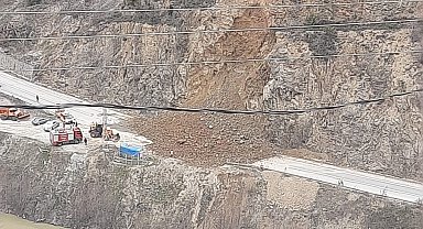 Gümüşhane-Giresun karayolunda heyelan