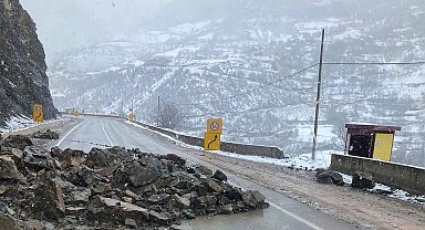 Gümüşhane'de heyelan karayolunu kapattı