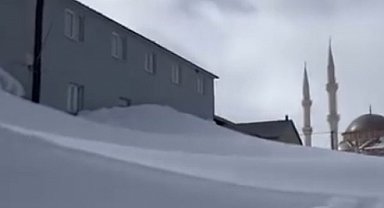 Gümüşhane'nin yaylalarında kar kalınlığı evlerin boyuna ulaştı