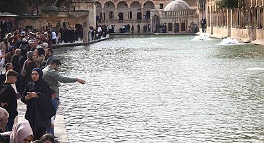 Güneş yüzünü gösterdi: Balıklıgöl'e ziyaretçi akını