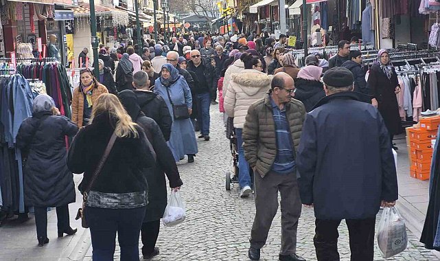 Güneşli havayı fırsat bilen vatandaşlar çarşıya akın etti