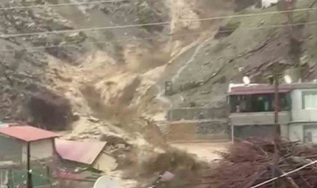 Güvenlik görevlisi son anda kaçtı, köpek sel sularıyla mücadele etti