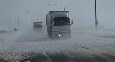 Güzeldere Geçidi'nde tipi trafiği olumsuz etkiliyor