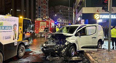 Hafif ticari araç ile otomobil çarpıştı: 2 yaralı