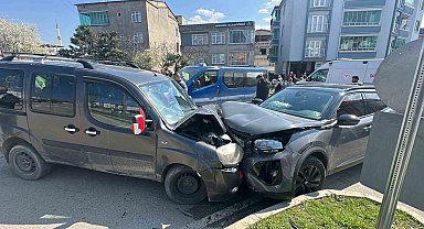 Hafif ticari araç ile SUV tipi araç kafa kafaya çarpıştı: 4 yaralı