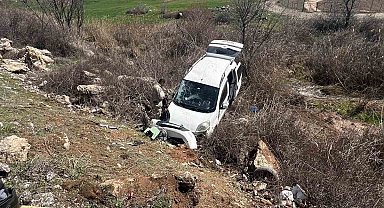 Hafif ticari araç şarampole girdi: 4 yaralı