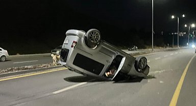 Hafif ticari araç takla attı