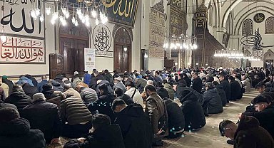 Hafta sonunu fırsat bilen vatandaşlar sabah namazında Ulu Camiye akın etti