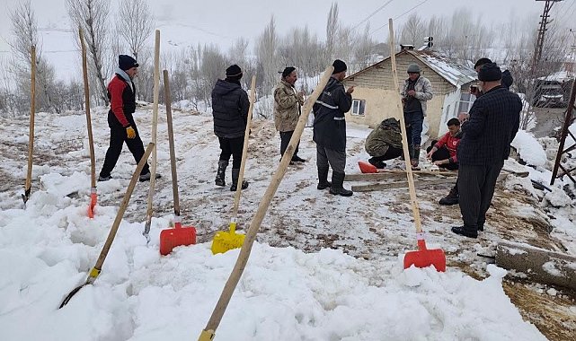 Hakkari Durankaya'da ahır çöktü 5 hayvan telef oldu