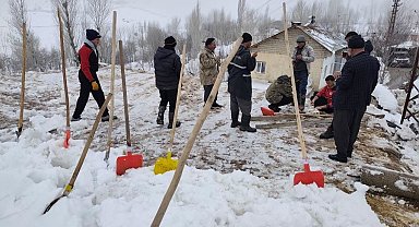 Hakkari Durankaya'da ahır çöktü 5 hayvan telef oldu