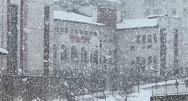 Hakkari ve Yüksekova'da eğitime kar engeli