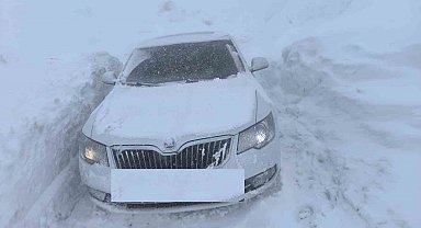 Hakkari'de 3 bin rakımlı zirvede mahsur kalanlar kurtarıldı