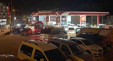 Hakkari'de akaryakıt kuyruğu: Zam beklentisi istasyonları doldurdu