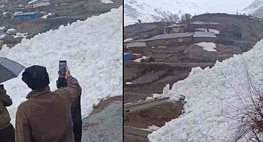 Hakkari'de çığ evleri teğet geçti