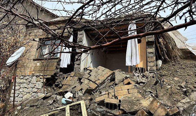 Hakkari'de yağışlara dayanamayan ev çöktü