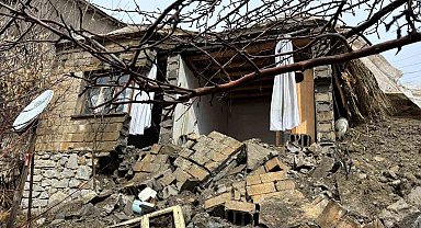 Hakkari'de yağışlara dayanamayan ev çöktü