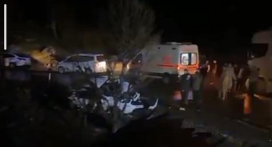 Hakkâri'de tır otomobille çarpıştı: 2 yaralı