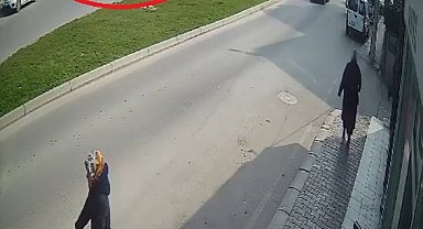 Halk otobüsü ile otomobilin çarpıştığı kaza kamerada: 9 yaralı