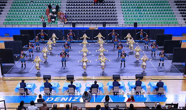 Halk oyunları şöleni izleyenleri mest etti