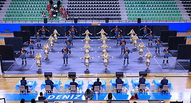 Halk oyunları şöleni izleyenleri mest etti