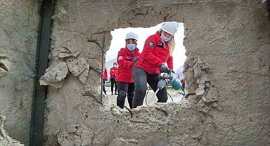 Hamileyken enkazda hayat kurtardı