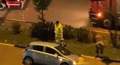 Hatay'da aşırı yağışların etkisiyle, göle dönen yollarda araçlar mahsur kaldı