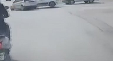 Hatay'da hafif ticari araç ile otomobilin çarpıştığı anlar kamerada