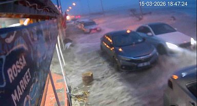 Hatay'da kuvvetli fırtınayla deniz taştı, iş yerleri zarar gördü... O anlar kamerada