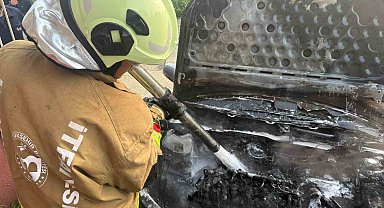 Hatay'da park halindeki otomobil alevlere teslim oldu