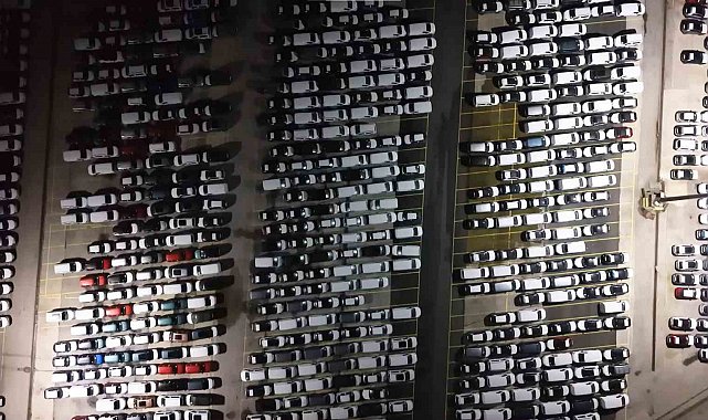 Haydarpaşa Limanı'nda gece mesaisi: 2026 model araçlar limana indirildi