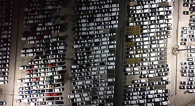 Haydarpaşa Limanı'nda gece mesaisi: 2026 model araçlar limana indirildi