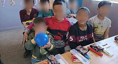 Hayırseverlerden Suvaran köyü öğrencilerine kırtasiye desteği