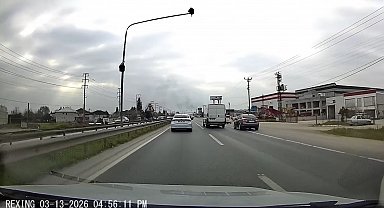 Hem kendi canını hem de diğer sürücülerin canını tehlikeye attı: O anlar araç kamerasına yansıdı