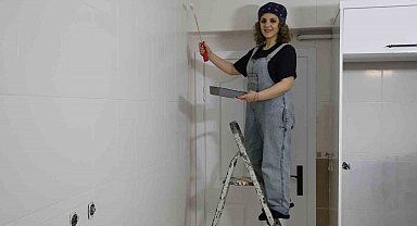 Hemcinsleri tırnaklarını boyarken o duvarları boyamayı tercih etti